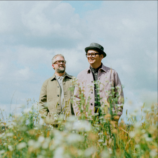 Bild enthält, Coat, Jacket, Person, Smile, Adult, Male, Man, Photography, Portrait, Grass