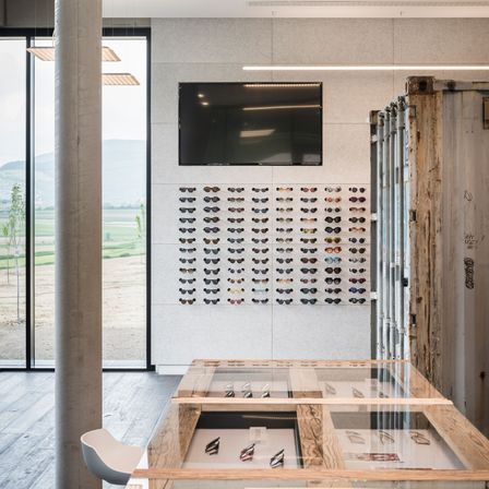 Bild enthält, Alcohol, Beverage, Liquor, Wine, Architecture, Building, Wine Cellar, Monitor, Chair, Person