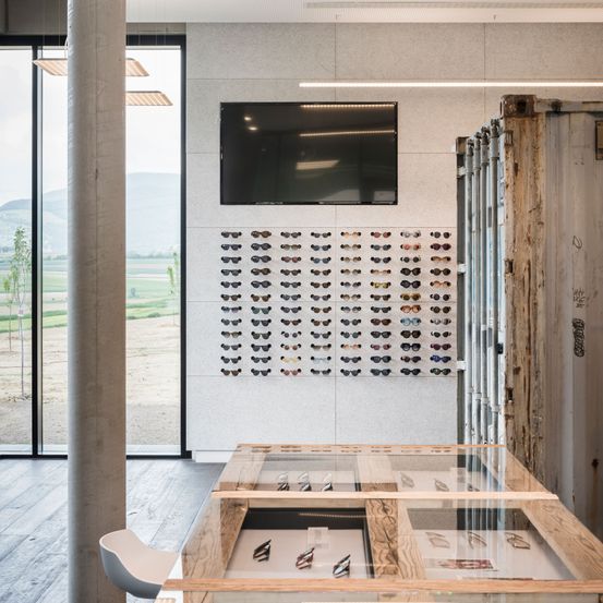 Bild enthält, Alcohol, Beverage, Liquor, Wine, Architecture, Building, Wine Cellar, Monitor, Chair, Person