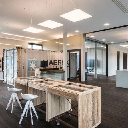 Bild enthält, Indoors, Interior Design, Wood, Floor, Cafeteria, Restaurant, Building, Furniture, Table, Flooring