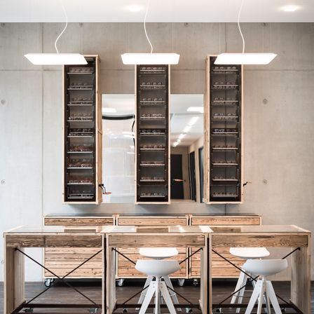 Bild enthält, Indoors, Interior Design, Dining Table, Furniture, Table, Dressing Room, Room, Machine, Wheel