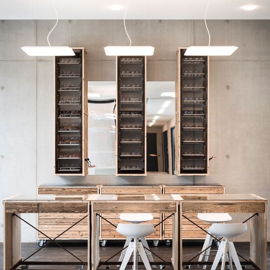 Bild enthält, Indoors, Interior Design, Dining Table, Furniture, Table, Dressing Room, Room, Machine, Wheel