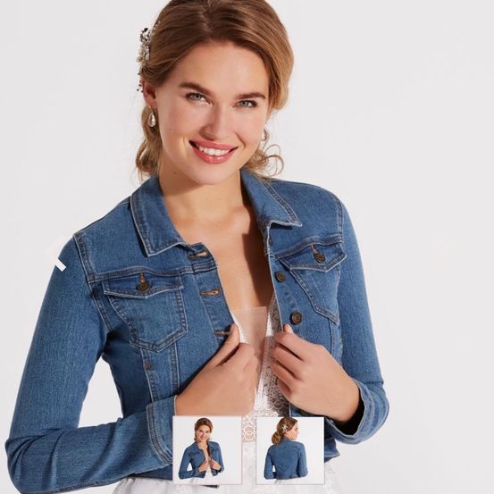 Eine Frau posiert für ein Foto in einer blauen Jeansjacke und zeigt Vorder- und Rückseite.