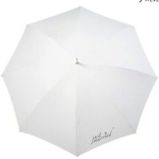 Ein weißer Regenschirm mit den Worten 'just married' darauf geschrieben.