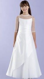 Ein junges Mädchen trägt ein weißes Kleid mit Spitzenärmeln und steht vor einem lila Hintergrund.