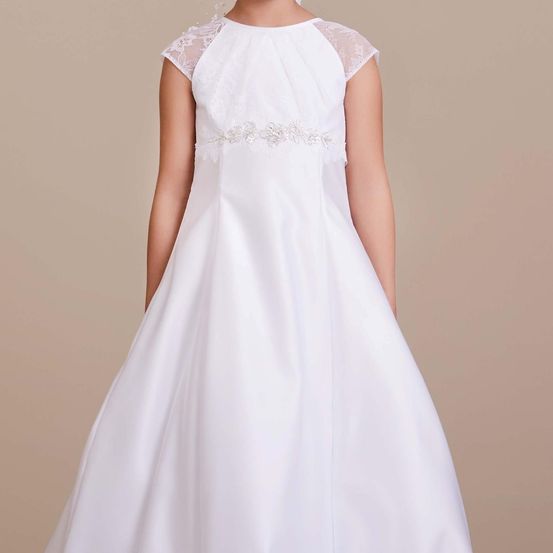 Die Rückseite eines Mädchens in einem weißen, mit Spitze verzierten Kleid mit einem dekorativen silbernen Gürtel.