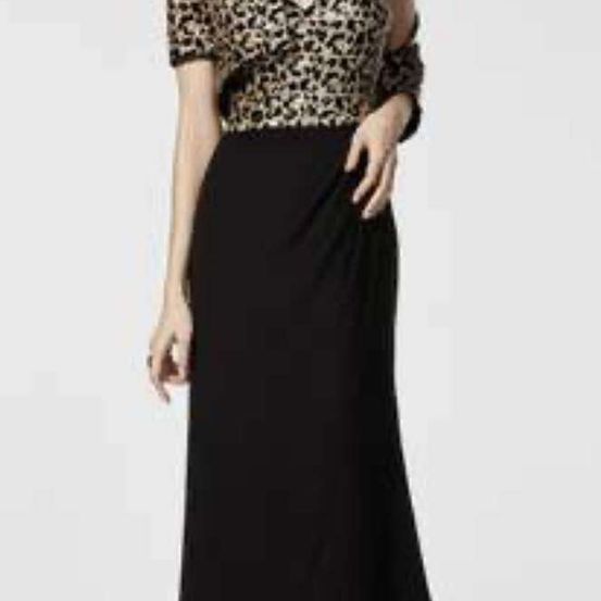 Eine Frau trägt ein schwarzes, knöchellanges Kleid mit einem Leopardenmuster-Oberteil. Das Kleid hat einen Schlitz an der Seite und einen V-Ausschnitt.