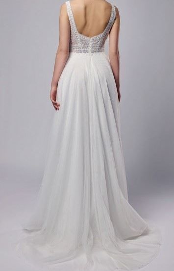 Rückansicht eines weißen Hochzeitskleids mit perlenbesetztem Rücken und fließendem Rock.