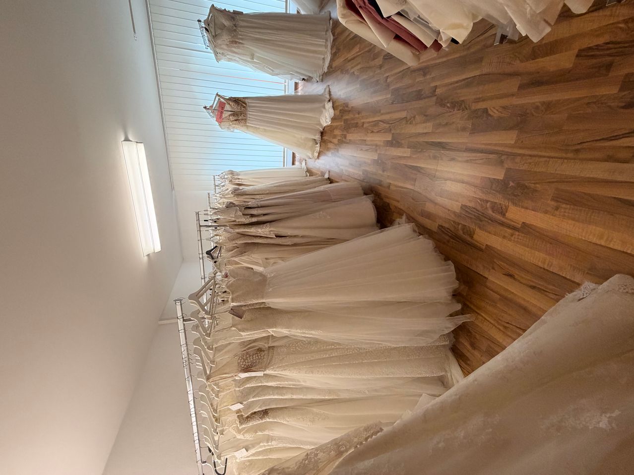 jedes Kleid max. € 599,—