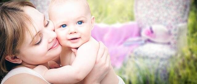 Bild enthält, Face, Head, Person, Photography, Portrait, Baby, Furniture, Happy