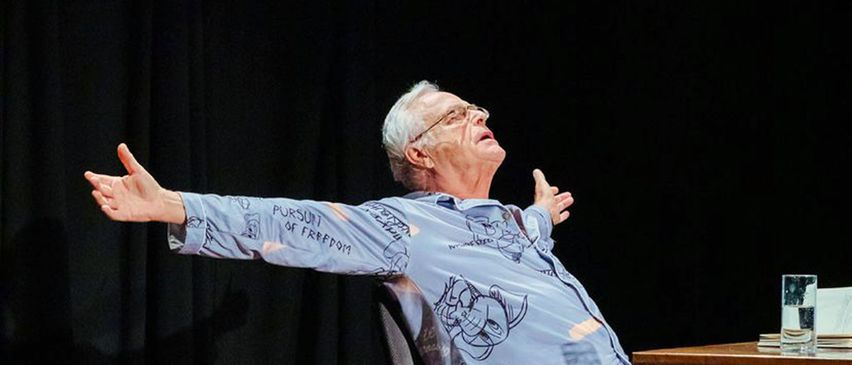 Bild enthält, People, Person, Finger, Hand, Adult, Male, Man, Head, Face, Solo Performance