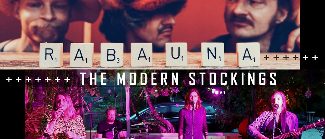 Eine Gruppe von Musikern, darunter eine Sängerin, ein Gitarrist, ein Schlagzeuger und ein Keyboarder, treten auf der Bühne auf. Ein Auto und Pflanzen sind im Hintergrund zu sehen.