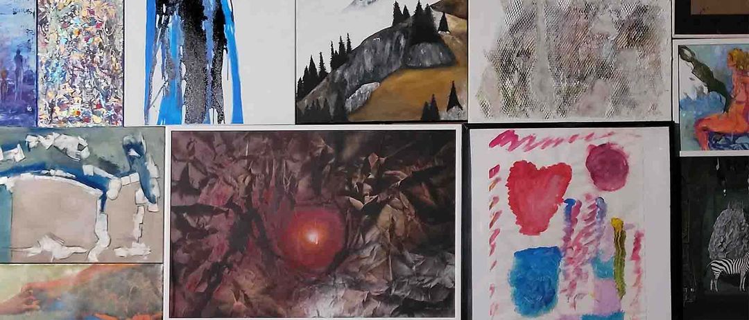 Eine Collage verschiedener abstrakter und halbabstrakter Gemälde, darunter ein roter Apfel, umgeben von Blättern, ein verschneiter Berg und ein strukturiertes Stück mit einem Herz und farbigen Spritzern.