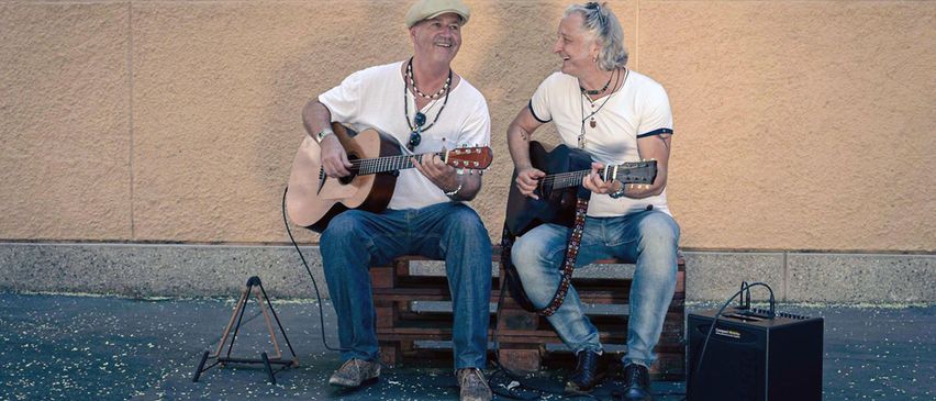 Bild enthält, Guitar, Musical Instrument, Person, Jeans, Pants, Guitarist, Musician, Performer, Shoe, Group Performance