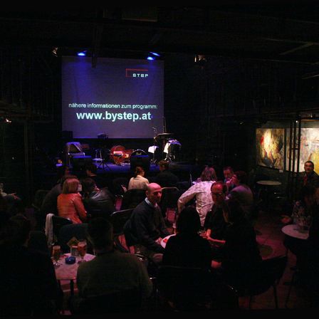 Bild enthält, Cinema, Pub, Urban, Adult, Male, Man, Person, People, Female, Woman