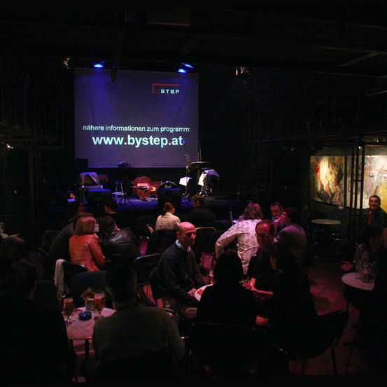 Bild enthält, Cinema, Pub, Urban, Adult, Male, Man, Person, People, Female, Woman