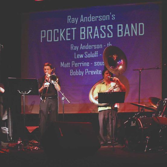 Bild enthält, Group Performance, Music Band, Musical Instrument, Musician, Performer, Person, Concert, Adult, Male, Man