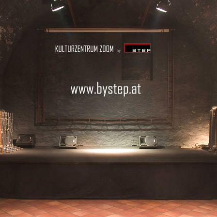 Bild enthält, Stage, Lighting, Indoors, Building, Blackboard, Floor