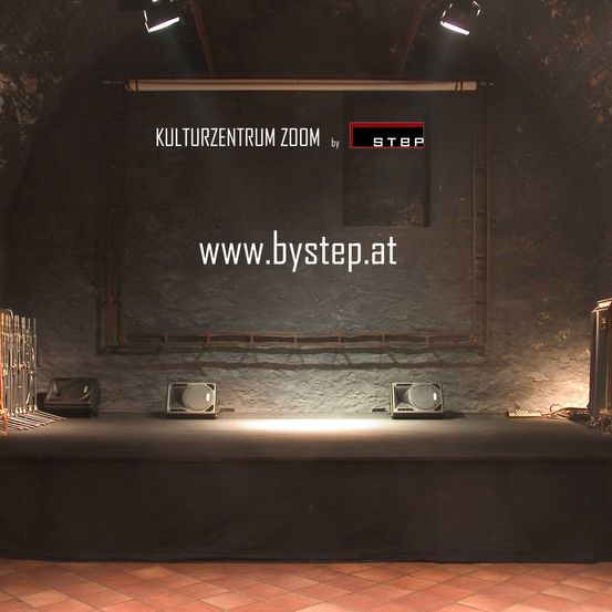 Bild enthält, Stage, Lighting, Indoors, Building, Blackboard, Floor