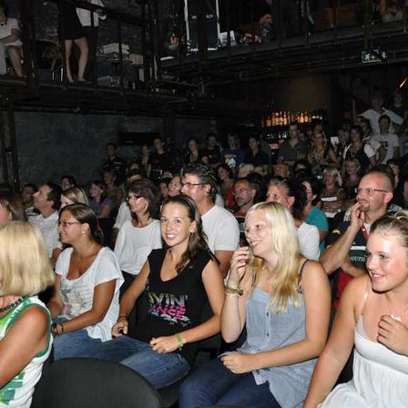 Bild enthält, Urban, Adult, Female, Person, Woman, Bride, Glasses, Face, Fun, Party