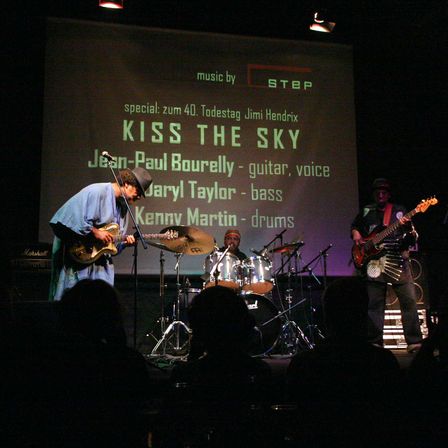 Bild enthält, Concert, Person, Adult, Male, Man, Guitar, Female, Woman, Musician, Drummer