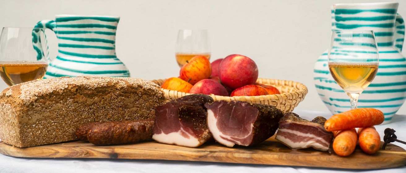 Bild enthält, Brunch, Food, Pork, Bread, Beer, Outdoors, Glass, Cup, Cheese