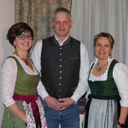 Bild enthält, Blouse, Necklace, Glasses, Dress, Adult, Male, Man, Person, Bride, Woman