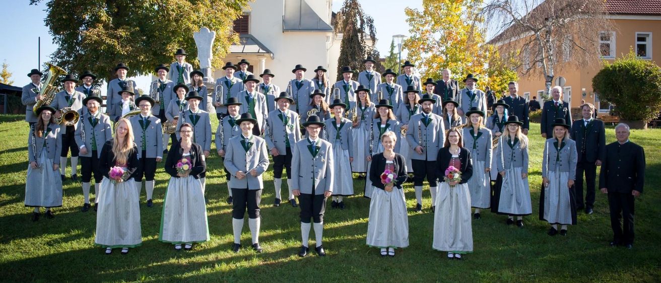 Bild enthält, Building, College, Grass, Plant, People, Person, Groupshot, Coat, Formal Wear, Outdoors