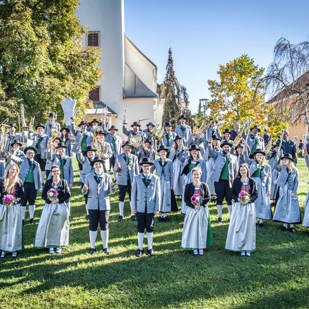 Bild enthält, Building, College, People, Person, Groupshot, Coat