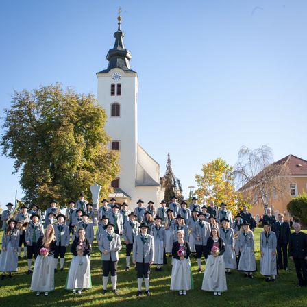 Bild enthält, College, People, Person, Grass, Clock Tower, Tower, Glove, Shoe, Hat