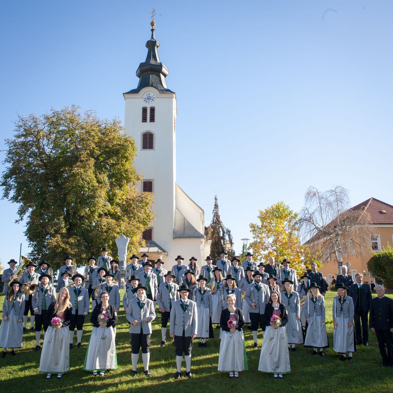 Bild enthält, College, People, Person, Grass, Clock Tower, Tower, Glove, Shoe, Hat