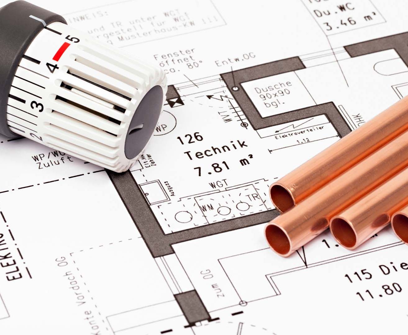 Ein weißer Thermostat liegt auf einem technischen Plan mit Kupferrohren. Er hat die Aufschrift '5' und '126 Technik' darauf. Der Plan hat Maße und ein Diagramm.
