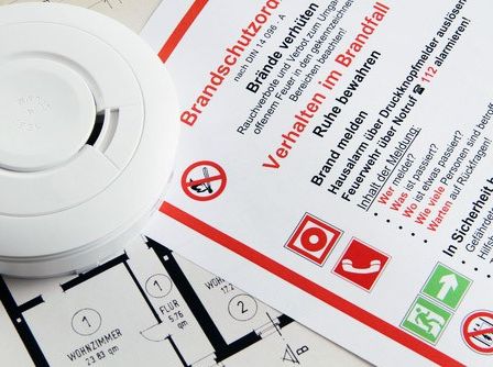 Bild enthält, Advertisement, Poster, Business Card, Paper, Text, Computer Hardware, Electronics, Hardware, Tape