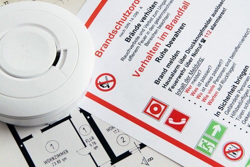 Bild enthält, Advertisement, Poster, Business Card, Paper, Text, Computer Hardware, Electronics, Hardware, Tape