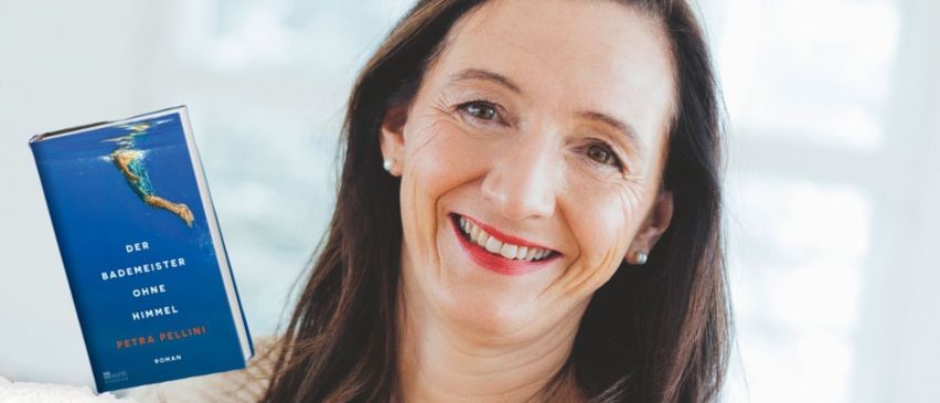 Eine Werbung für eine Autorenlesung. Es zeigt eine lächelnde Frau, die ein Buch mit dem Titel 'Der Bademeister ohne Himmel' von Petra Pellini hält. Die Veranstaltung ist für den 10. Oktober 2025 um 19:00 Uhr geplant. Das Buch wird für seine zarte und verträumte Erzählweise gelobt.