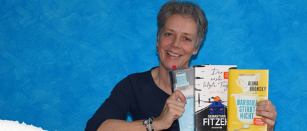 A person holds a stack of books, including 'Der erste letzte Tag' by Sebastian Fitzek and 'Barbra Stirbt Nacht' by Alina Bronsky. The image is for an event with Anna Schade, a literature expert and journalist, taking place on November 14, 2025, at Wiesenbachsaal Bar.