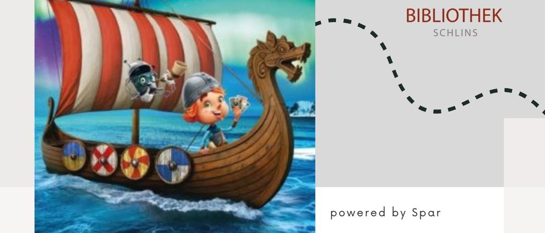 Ein Bild eines Wikingerschiffs mit einem Jungen, der einen Helm trägt und ein Buch hält. 'Powered by Spar' steht unten. 'Sticker Mania - Tauschborse' Veranstaltungsankündigung. Englischer Text über ein Sticker-Event während der Bibliotheksöffnungszeiten.
