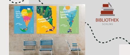 Drei Banner mit Sommerthemen. Ein Bild von Stühlen und der Text Sommerlesen in der Bibliothek Schins. Die Veranstaltung ist vom 1. Juli bis 11. September.