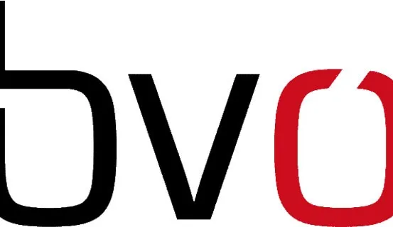 Das Bild zeigt ein stilisiertes Logo, bestehend aus den Buchstaben 'bvo' in einer fetten, serifenlosen Schrift. Der 'b' ist schwarz, 'v' ist schwarz und 'o' ist rot, wobei das 'o' eine geschwungene Linie hat, die einem Häkchen ähnelt.