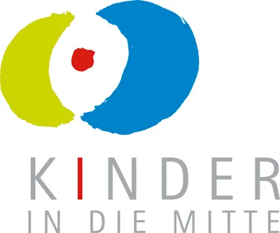 Das Logo zeigt einen blauen und grünen Kreis mit einem roten Punkt in der Mitte. Darunter steht der Text 'KINDER IN DIE MITTE' in Grau.