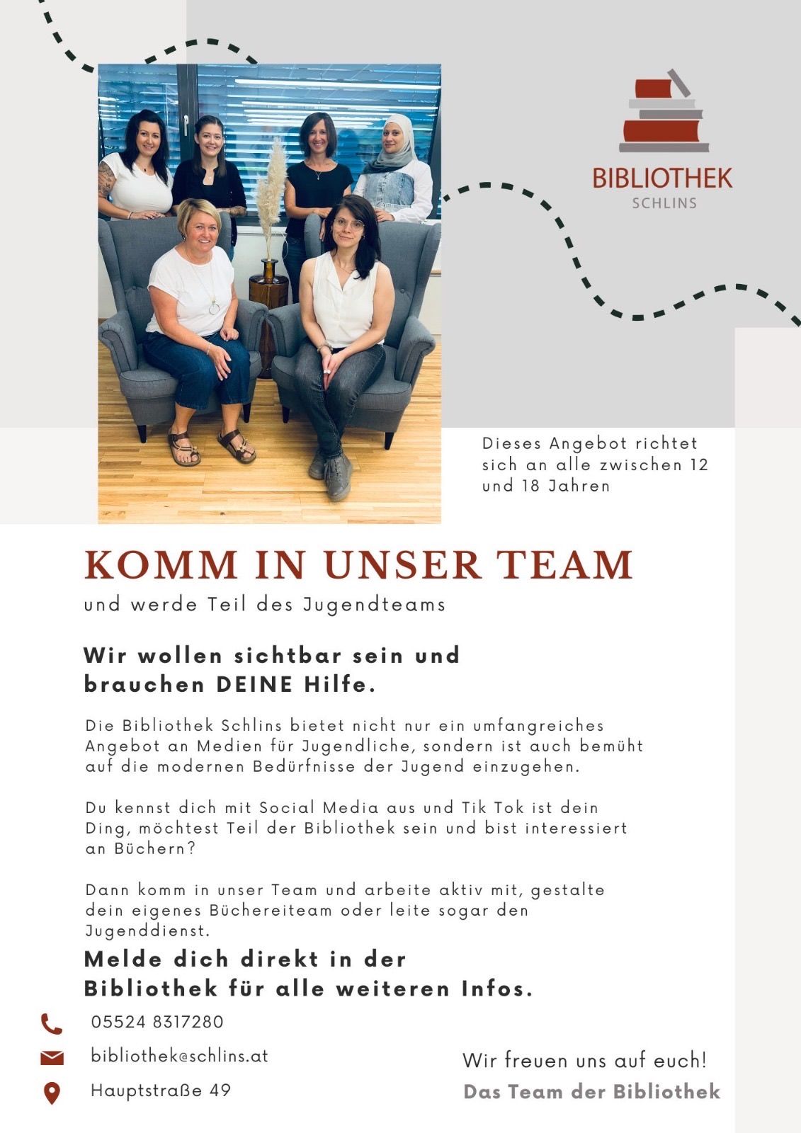 Ein Plakat mit sechs Frauen in Freizeitkleidung, die auf Stühlen sitzen, zwei stehend. Der Text 'Komm in unser Team' lädt Jugendliche zwischen 12 und 18 Jahren ein, dem Jugendteam beizutreten. Es betont den Fokus der Bibliothek auf moderne Bedürfnisse der Jugend.