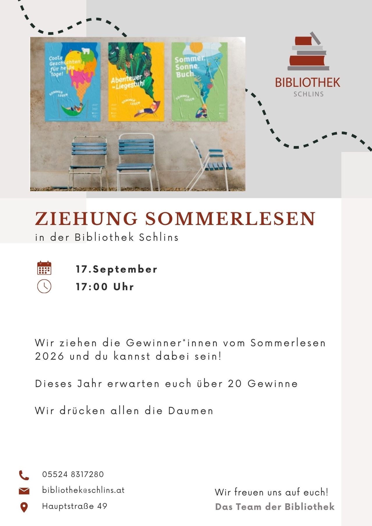 Drei blaue Stühle stehen vor einer Wand mit drei bunten Plakaten. Die Plakate haben die Wörter 'Sommerlesen' und 'Abenteuer'. Das Bild hat einen Wasserzeichen mit dem Text 'Bibliothek Schins'. Das Datum und die Uhrzeit sind unten links angezeigt.