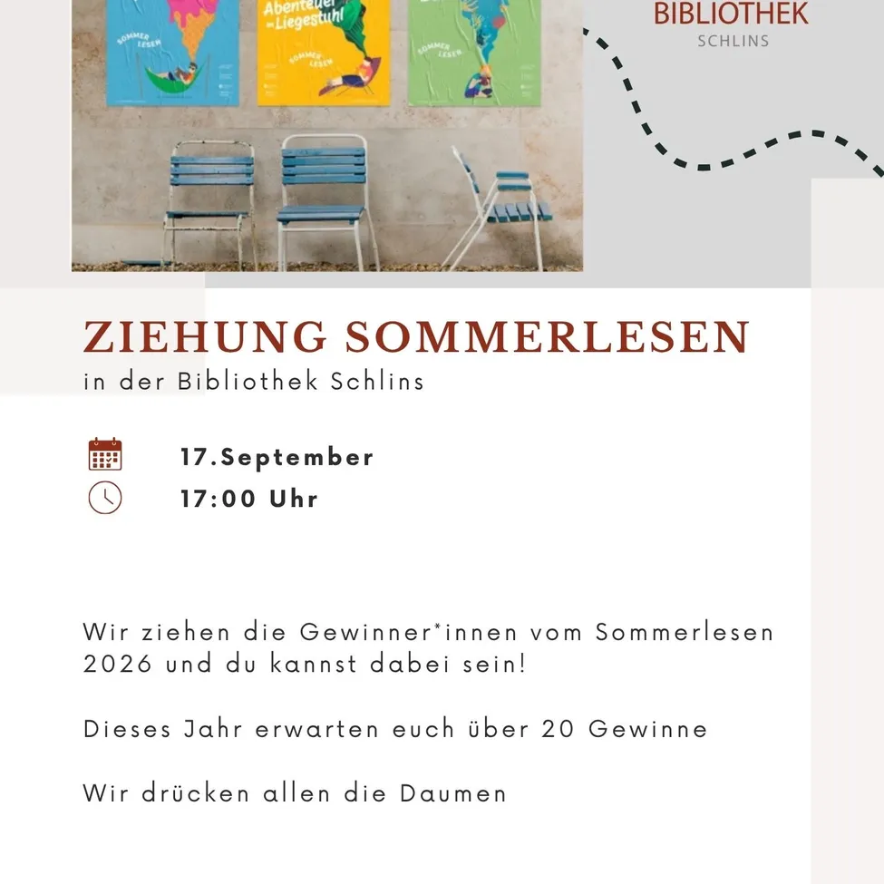 Drei blaue Stühle stehen vor einer Wand mit drei bunten Plakaten. Die Plakate haben die Wörter 'Sommerlesen' und 'Abenteuer'. Das Bild hat einen Wasserzeichen mit dem Text 'Bibliothek Schins'. Das Datum und die Uhrzeit sind unten links angezeigt.