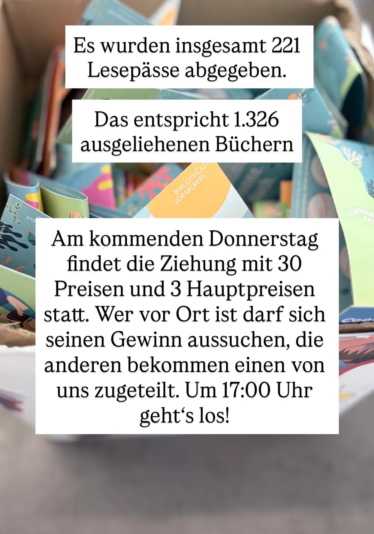 Eine Zeichnung von Büchern mit Textüberlagerung. Der Text lautet 'Dies entspricht 1.326 ausgegebenen Büchern' und 'Am kommenden Donnerstag findet die Ziehung mit 30 Preisen und 3 Hauptpreisen statt.'