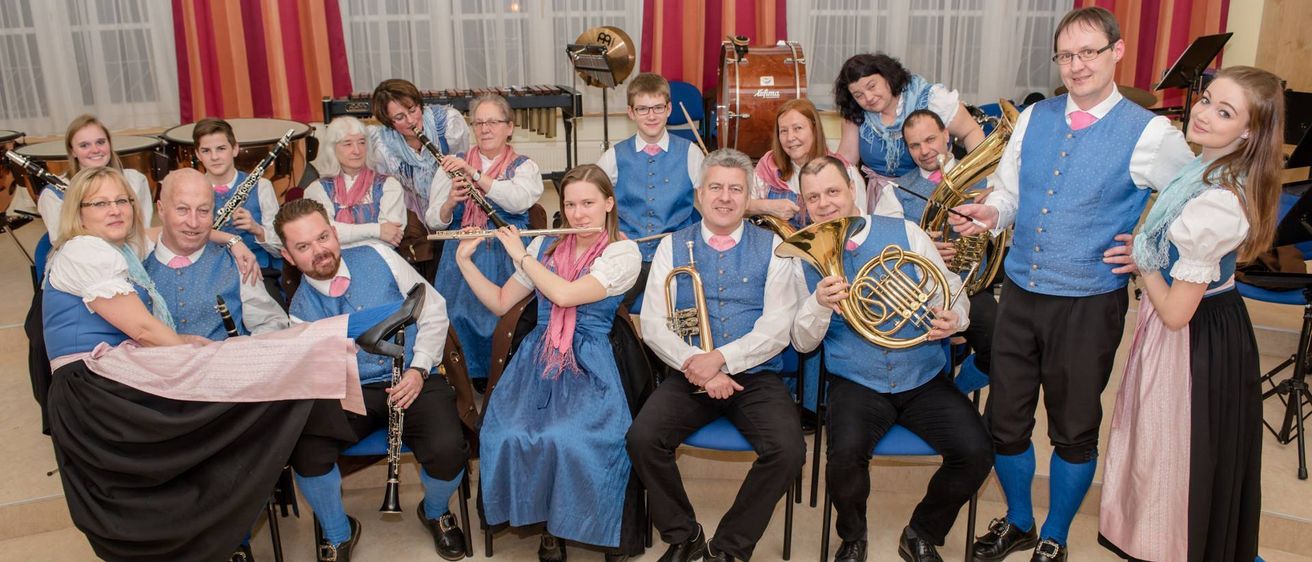 Bild enthält, Group Performance, Person, People, Music Band, Musical Instrument, Musician, Adult, Male, Man, Axe