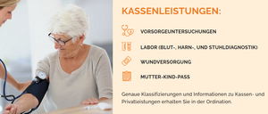 Eine ältere Frau wird von einem medizinischen Fachpersonal mit einem Blutdruckmessgerät untersucht. Der Text hebt verschiedene Gesundheitsdienste hervor, einschließlich Vorsorgeuntersuchungen, Labortests, Wundversorgung und Mutterschaftsdienste. Genaue Klassifizierungen und Informationen zu privaten Leistungen finden Sie in dem bereitgestellten Dokument.