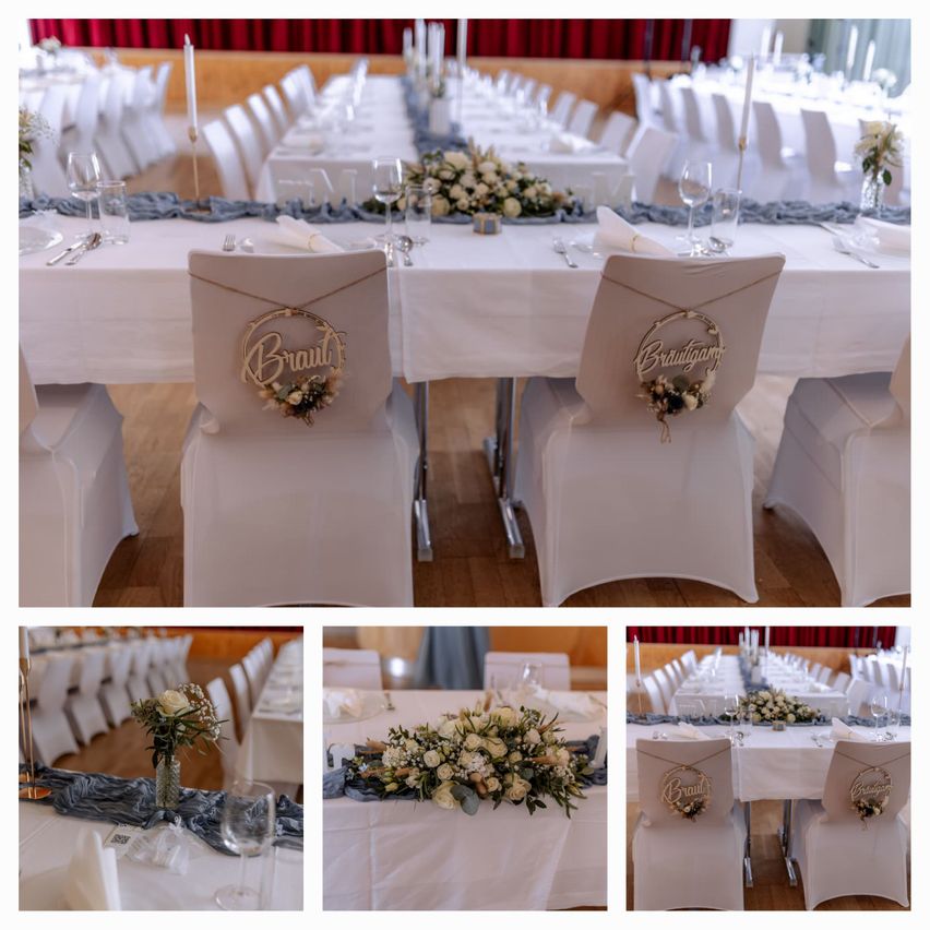 Eine Collage von Hochzeits-Empfangs-Setups mit weißen Stühlen, weißen Tischdecken und Blumenarrangements. Jeder Stuhl hat ein personalisiertes 'Braut'-Schild. Die Tische sind mit Weingläsern, Besteck und Kerzen gedeckt. Der Hintergrund zeigt einen roten Vorhang.
