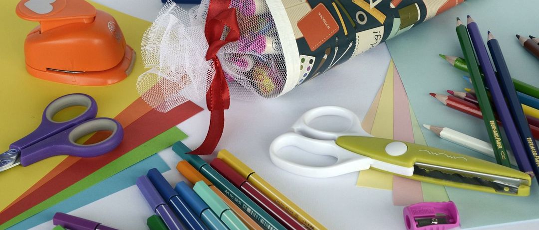 Bild enthält, Clothing, Hat, Dynamite, Weapon, Scissors, Tape, Pen