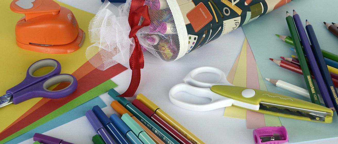 Bild enthält, Clothing, Hat, Dynamite, Weapon, Scissors, Tape, Pen