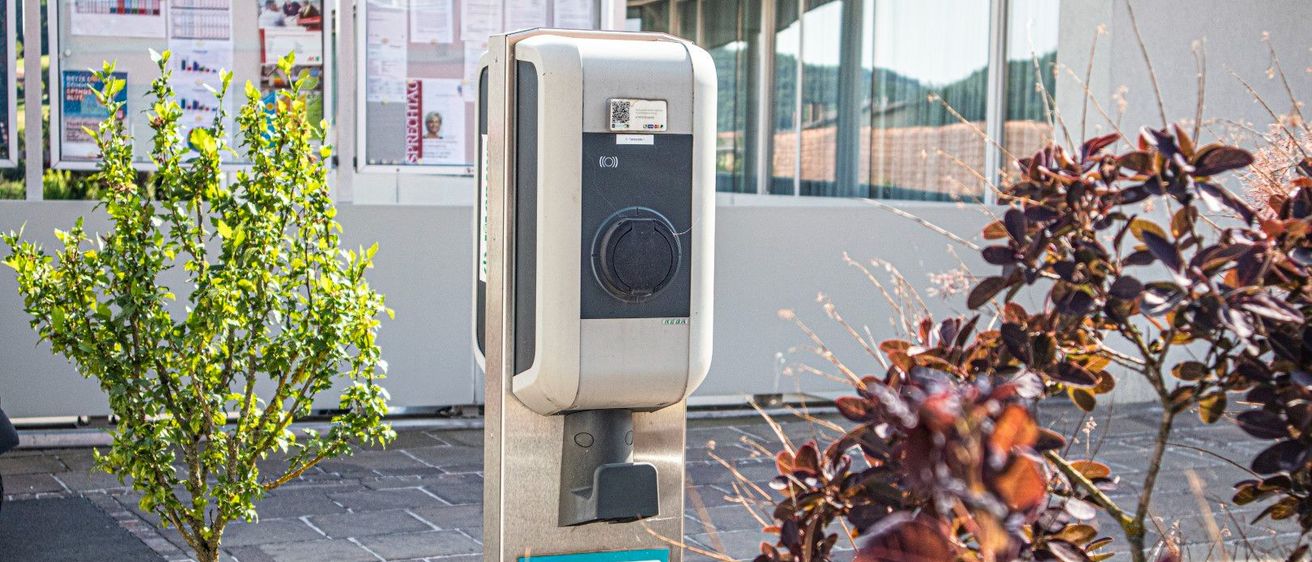 Bild enthält, Person, Appliance, Device, Electrical Device, Washer